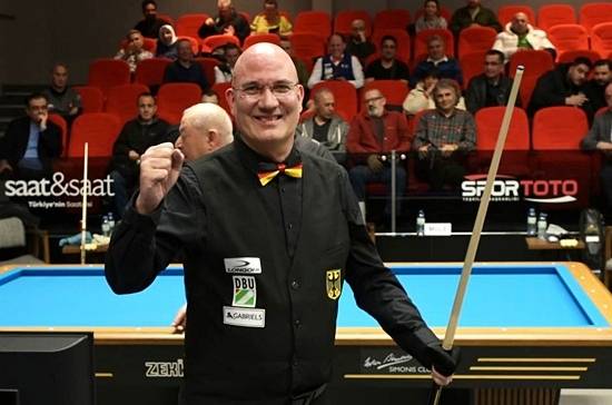 세계랭킹 12위 마틴 혼(독일)이 튀르키예 앙카라에서 열린 ‘2025 유럽3쿠션챔피언십’ 결승에서 롤란드 포톰을 꺾고 우승을 차지했다. 우승을 확정지은 마틴 혼이 주먹을 불끈 쥐며 기뻐하고 있다. (사진=CEB)