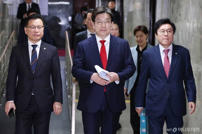 (서울=뉴스1) 이광호 기자 = 권성동 국민의힘 원내대표와 박형수 원내수석부대표, 이양수 사무총장이 15일 오전 서울 여의도 국회에서 열린 원내대책회의에 참석하고 있다. 2025.4.15/뉴스1  Copyright (C) 뉴스1. All rights reserved. 무단 전재 및 재배포,  AI학습 이용 금지. /사진=(서울=뉴스1) 이광호 기자