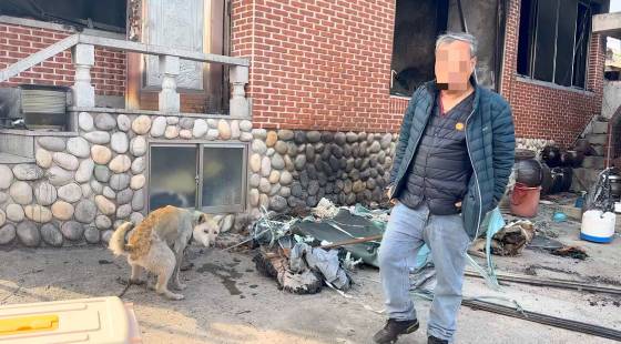 영문 모르고 반기던 대추와, 잘 살길 바라며 보내려던 할아버지가, 모든 게 불타버린 집 앞에 있었다./사진=동물구조단체 도로시지켜줄개(인스타그램@everlove8282)