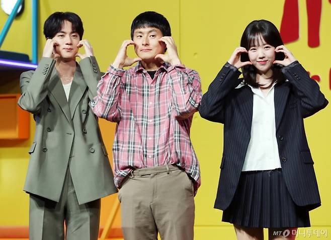 그룹 방탄소년단(BTS) 진, 방송인 기안84, 배우 지예은이 15일 오전 서울 종로구 JW매리어트 동대문에서 열린 넷플릭스 시리즈 새 예능 '대환장 기안장' 기자간담회에서 포즈를 취하고 있다. /2025.04.15 /사진=김휘선 hwijpg@