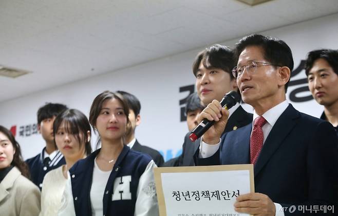(서울=뉴스1) = 국민의힘 대권주자인 김문수 전 고용노동부 장관이 15일 서울 여의도 캠프에서 열린 청년·대학생들의 지지 선언 기자회견에 참석해 청년정책제안서를 전달받고 있다. (김문수 캠프 제공, 재판매 및 DB 금지) 2025.4.15/뉴스1  Copyright (C) 뉴스1. All rights reserved. 무단 전재 및 재배포,  AI학습 이용 금지. /사진=(서울=뉴스1)