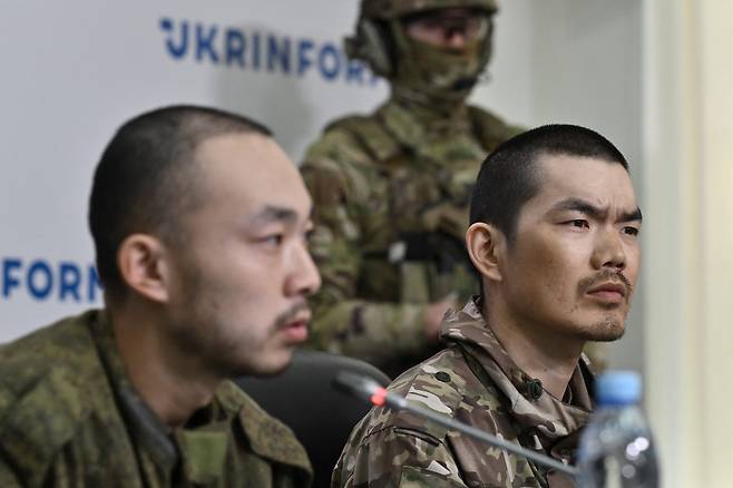 14일(현지시간) 우크라이나군에 생포된 러시아측 중국인 용병 2명이 키이우에서 기자회견을 하고 있다./AFPBBNews=뉴스1