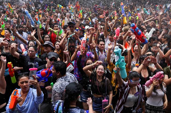 태국이 '송크란' 명절을 맞아 후끈후끈 열기를 더하고 있다. 사진은 지난 13일(현지시각) 태국 방콕에서 새해를 맞이하는 송크란 명절을 맞아 시민들과 관광객들이 물놀이를 하고 있는 모습. /사진=로이터