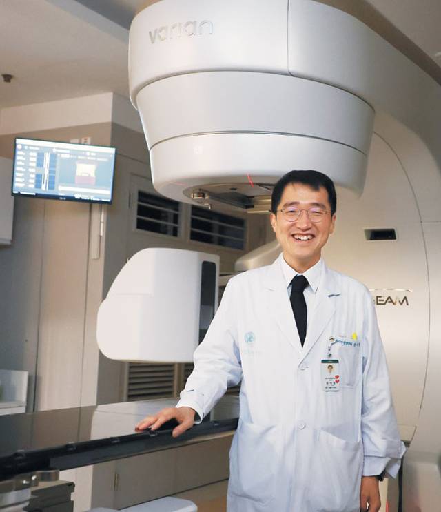 송시열 서울아산병원 암병원장이 지난 11일 이 병원 동관 1층 방사선종양학과 치료실에서 중입자 치료기 도입 과정을 설명하면서 환하게 미소 짓고 있다. 박윤슬 기자