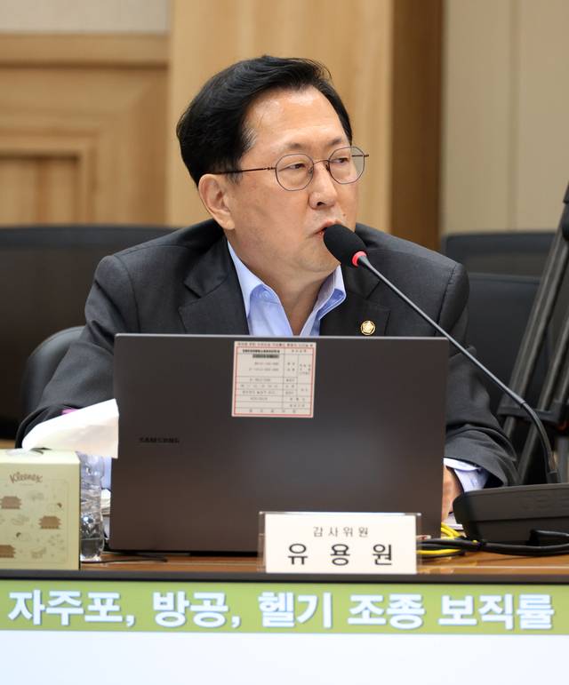 국민의힘 유용원의원이 2024년 10월 17일 충남 계룡대 육군본부에서 열린 국회 국방위원회 국정감사에서 질의하고 있다. 연합뉴스