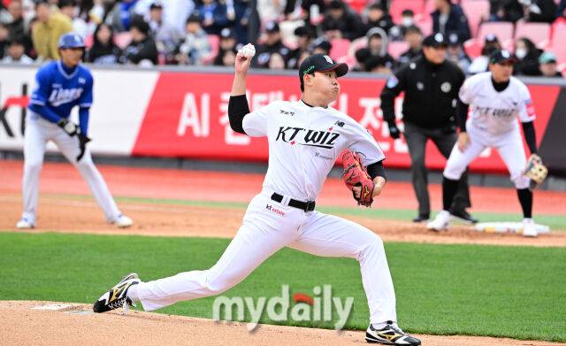 2025년 4월 13일 오후 경기도 수원KT위즈파크 진행된 '2025 신한 SOL뱅크 KBO 리그' 삼성 라이온즈와 KT 위즈의 경기. KT 선발투수 소형준이 역투하고 있다./마이데일리