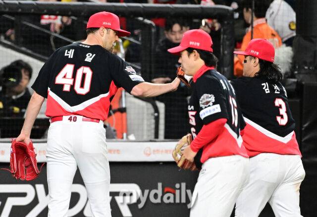 2025년 3월 28일 오후 대전 한화생명 볼파크에서 진행된 '2025 신한 SOL뱅크 KBO 리그' KIA 타이거즈와 한화 이글스의 경기. KIA 선발투수 네일이 4회말 투구를 마친 뒤 김선빈과 하이파이브를 하고 있다./마이데일리