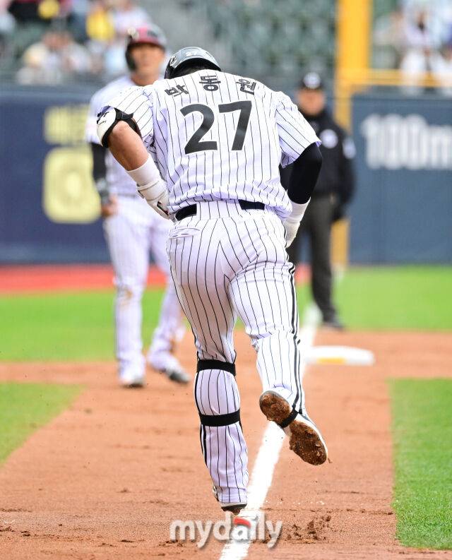 LG 박동원이 두산 김유성의 투구에 맞은 뒤 3루로 뛰고 있다 / 잠실 = 유진형 기자 zolong@mydaily.co.kr