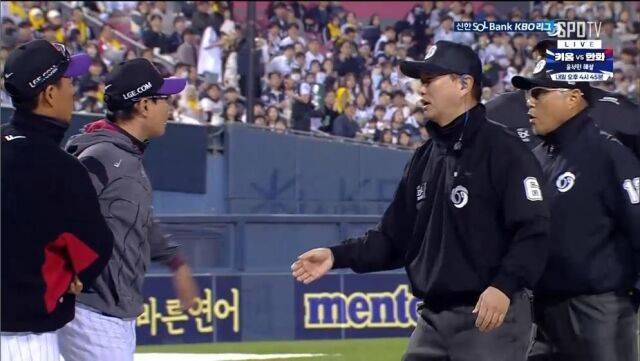 LG 염경엽 감독이 심판에게 항의를 하고 있다./KBSN 중계화면 캡처