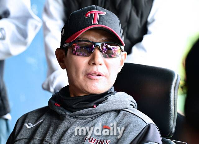 선수들 훈련을 마친 LG 염경엽 감독이 인터뷰를 하고 있다./마이데일리