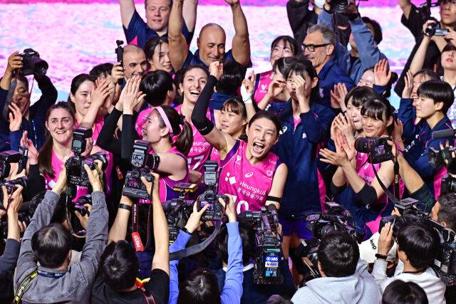 흥국생명 선수들이 우승 확정 후 기뻐하고 있다./KOVO