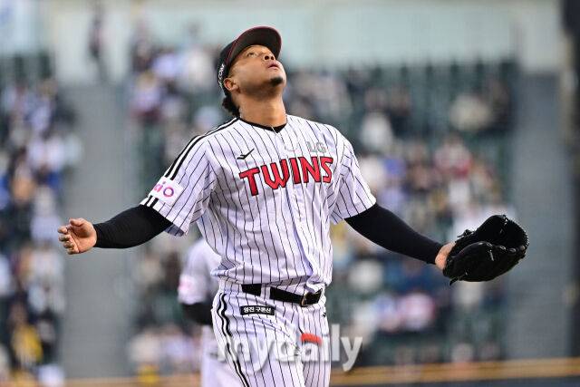 15일 서울 잠실야구장에서 열린 '2025 신한 SOL BANK KBO리그' 삼성 라이온즈와 LG 트윈스 경기.LG 에르난데스가 선발로 나와 1회를 무실점으로 막고 하늘을 바라보고 있다./잠실=한혁승 기자