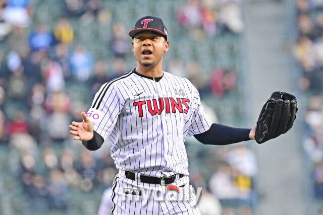 15일 서울 잠실야구장에서 열린 '2025 신한 SOL BANK KBO리그' 삼성 라이온즈와 LG 트윈스 경기.LG 에르난데스가 선발로 나와 1회를 무실점으로 막았다./잠실=한혁승 기자