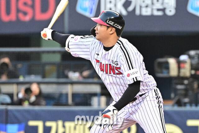 15일 서울 잠실야구장에서 열린 '2025 신한 SOL BANK KBO리그' 삼성 라이온즈와 LG 트윈스 경기.LG 문보경이 1회말 1사 1-2루에 1타점 적시타를 치고 있다./잠실=한혁승 기자