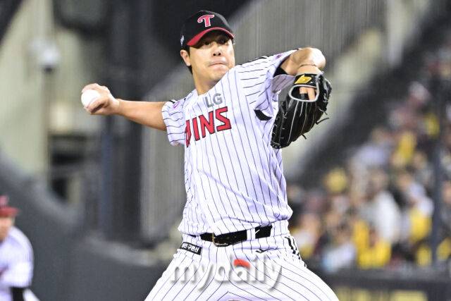 15일 서울 잠실야구장에서 열린 '2025 신한 SOL BANK KBO리그' 삼성 라이온즈와 LG 트윈스 경기.LG 김진성이 7회 마운드에 교체 올라 힘차게 투구하고 있다./잠실=한혁승 기자