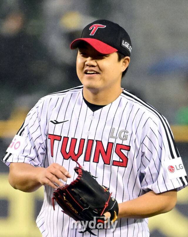 2025년 4월 12일 오후 서울 잠실구장에서 진행된 '2025 신한 SOL뱅크 KBO 리그' 두산 베어스와 LG 트윈스의 경기.LG 장현식이 9회초 구원등판해 무실점으로 막고 4-0 승리를 거둔 뒤 기뻐하고 있다./마이데일리