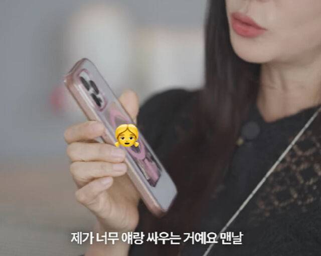 고소영이 포토카드 때문에 딸과 매일 싸운다고 밝혔다. / 유튜브 '바로 그 고소영' 캡처