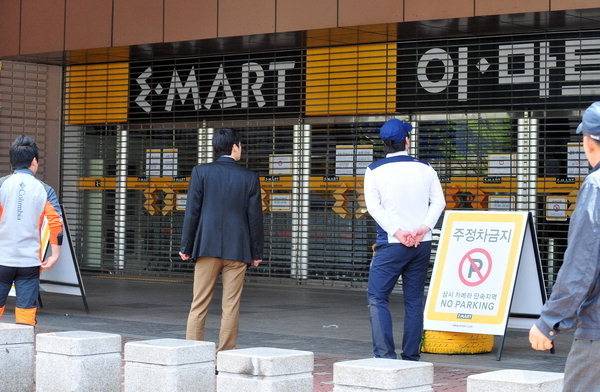 대형마트와 기업형 슈퍼마켓(SSM)의 의무휴업이 첫 시행된 2015년 고객들이 휴점 안내문을 보며 발걸음을 옮기고 있다. [헤럴드DB]