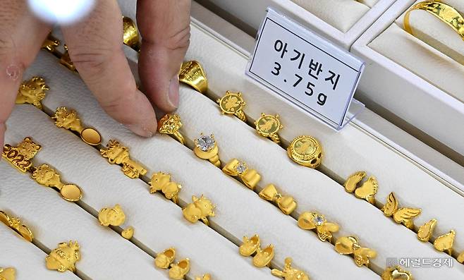 안전자산 수요가 급증하며 금 가격이 연일 사상 최고치를 경신하는 가운데 돌반지 (3.75g) 개당 가격이 60만 원을 앞두고 있다. 12일 오전 서울 종로구 한국금거래소에서 직원이 돌반지를 진열하고 있다. 임세준 기자