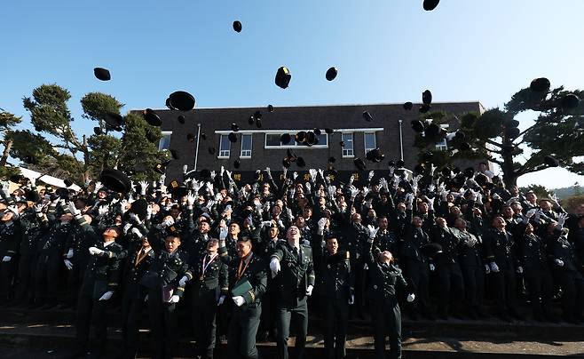 유용원 국민의힘 의원이 국방부로부터 제출받아 15일 공개한 자료에 따르면 올해 새로 임관한 육군 부사관이 역대 최저치를 기록한 반면 아직 정년이 남았음에도 불구하고 전역을 신청하거나 휴직을 신청한 부사관은 크게 늘었다. 임관식에서 특전부사관들이 검은 베레모를 던지는 모습. 사진은 기사와 무관. [뉴시스]