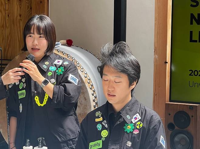 15일 서울 중구 ‘제비한옥’에서 열린 간담회에서 그래비티 관계자가 헤어리프팅샷 사용법을 소개하는 모습. 리프팅샷을 뿌린 머리가 꼿꼿이 서있다. [박혜림 기자/rim@]