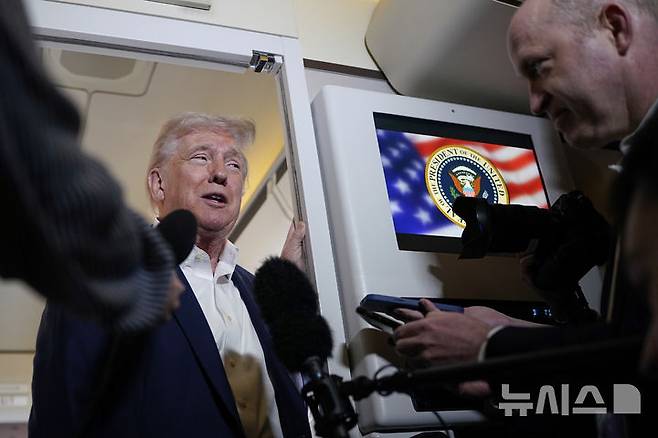 [미 대통령전용기 상=AP/뉴시스]도널드 트럼프 미 대통령이 11일(현지시각) 플로리다주 웨스트 팜비치로 가는 미 대통령 전용기 안에서 기자들과 대화하고 있다. 그는 대부분의 미 무역 상대국에 대한 10% 관세에 일부 예외를 허용할 수 있지만, 무역 협상을 원하는 나라들에 있어 이 10%의 관세는 "하한선"에 꽤 가까운 것이라고 말했다고 말했다고 비즈니스 스탠다드가 11일(현지시각) 보도했다. 2025.04.12.