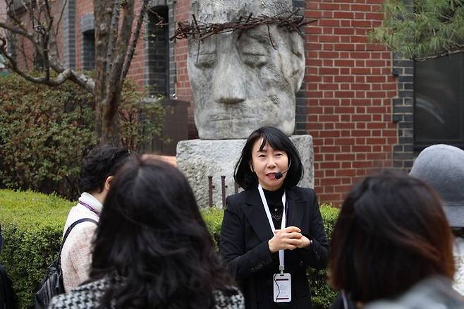 [서울=뉴시스] 2일 서울 명동성당에서 진행된 '명동대성당 도슨트 투어' (사진=천주교 서울대교구 제공) 2025.04.14. photo@newsis.com *재판매 및 DB 금지