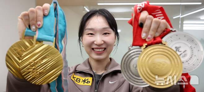 [서울=뉴시스] 김금보 기자 = 쇼트트랙 간판 최민정이 14일 서울 강남구 올댓스포츠에서 뉴시스와 인터뷰에 앞서 올림픽 메달을 들고 촬영하고 있다. 2025.04.15. kgb@newsis.com