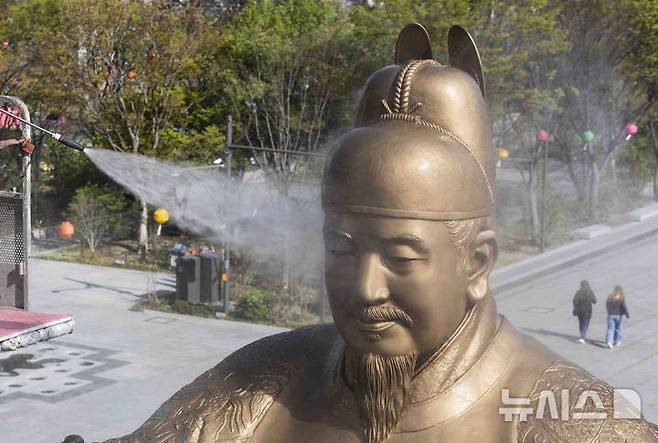 [서울=뉴시스] 김근수 기자 = 15일 서울 종로구 광화문광장에서 관계자들이 세종대왕 동상을 세척하고 있다. 서울시는 이날부터 16일까지 오후 6시까지 이틀에 걸쳐 광화문광장 내 세종대왕 동상과 이순신 장군 동상 세척 작업을 실시한다. 2025.04.15. ks@newsis.com