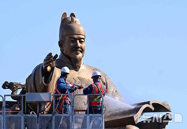 [서울=뉴시스] 김근수 기자 = 15일 서울 종로구 광화문광장에서 관계자들이 세종대왕 동상을 세척하고 있다. 서울시는 이날부터 16일 오후 6시까지 이틀에 걸쳐 광화문광장 내 세종대왕 동상과 이순신 장군 동상 세척 작업을 실시한다. (공동취재) 2025.04.15. photo@newsis.com
