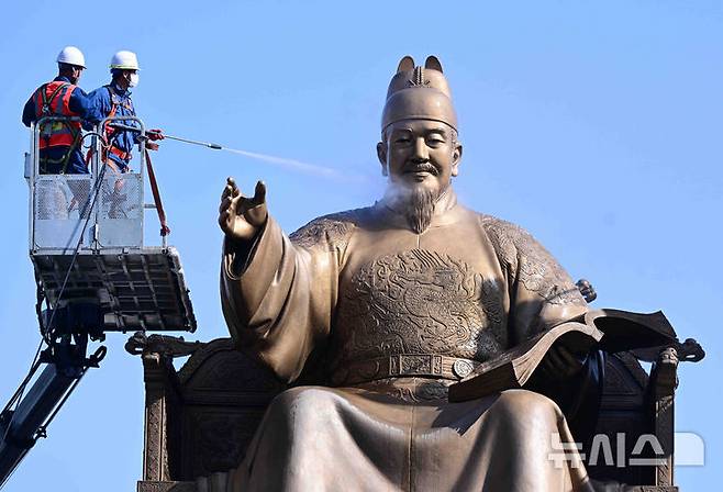 [서울=뉴시스] 김근수 기자 = 15일 서울 종로구 광화문광장에서 관계자들이 세종대왕 동상을 세척하고 있다. 서울시는 이날부터 16일 오후 6시까지 이틀에 걸쳐 광화문광장 내 세종대왕 동상과 이순신 장군 동상 세척 작업을 실시한다. (공동취재) 2025.04.15. photo@newsis.com