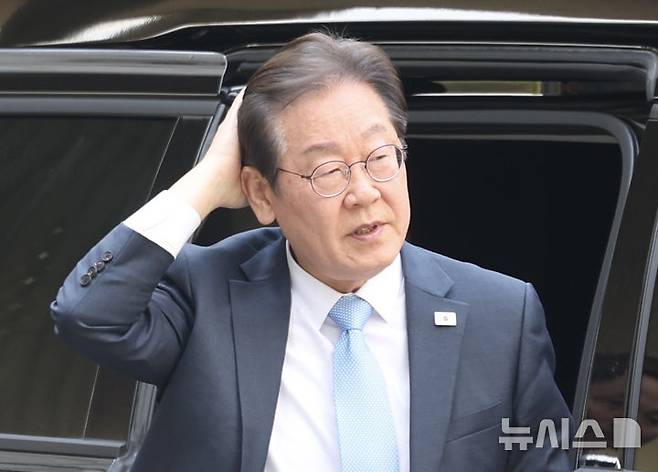 [서울=뉴시스] 김명년 기자 = 이재명 더불어민주당 전 대표가 15일 오전 서울 서초구 서울중앙지방법원에서 열린 대장동 배임 및 성남FC 뇌물 혐의 공판에 출석하고 있다. 2025.04.15. kmn@newsis.com