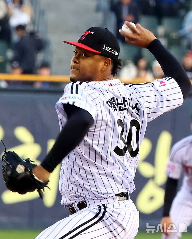 [서울=뉴시스] 박주성 기자 = 15일 오후 서울 송파구 잠실야구장에서 열린 프로야구 2025 KBO리그 삼성 라이온즈 대 LG 트윈스의 경기, LG 선발 에르난데스가 역투하고 있다. 2025.04.15. park7691@newsis.com