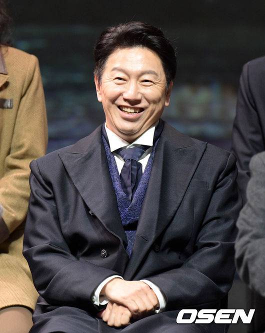 [OSEN=조은정 기자] 20일 오후 서울 광진구 유니버설 아트센터에서 연극 ‘갈매기’ 프레스콜이 열렸다.배우 김수로가 기자간담회에 참석하고 있다. 2022.12.20 /cej@osen.co.kr