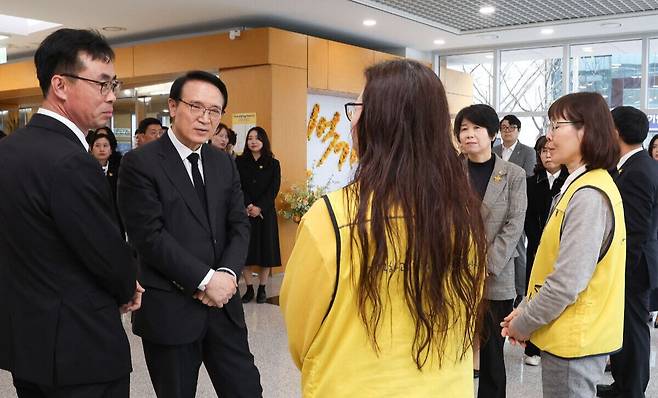 임태희 경기도교육감이 세월호 참사 11주기를 앞둔 14일 4·16생명안전교육원을 방문해 유가족들과 대화하고 있다. 경기도교육청 제공