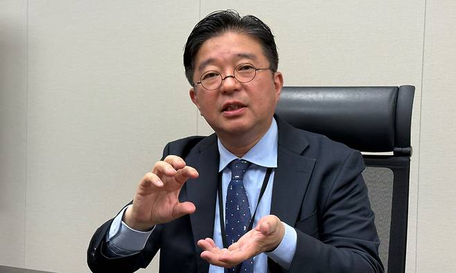 1999년 일본으로 건너가 25년 이상 일본의 노동 및 사회보장 제도를 연구 중인 김명중 닛세이기초연구소 수석연구원 겸 아지아대 특임준교수가 지난 10일 도쿄 지요다구 사무실에서 일본 연금제도가 한국에 주는 시사점에 대해 설명하고 있다. 도쿄=유태영 특파원