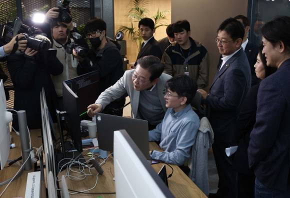 이재명(가운데) 전 더불어민주당 대표가 14일 서울 강남구에 위치한 인공지능(AI) 반도체 기업 ‘퓨리오사AI’를 방문해 모니터를 들여다보고 있다. 이 전 대표는 “인공지능 분야에서 뒤처지고 있다고 걱정을 많이 하고 있는데 그렇지 않다는 희망을 보여 주는 것 같다”고 말했다. 국회사진기자단