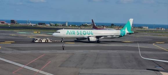 15일 오전 9시쯤 제주공항 유도로에서 제주공항 견인차가 에어서울 항공기를 견인하고 있다. 독자 제공