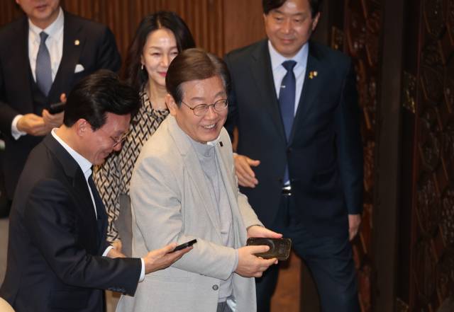 이재명 전 더불어민주당 대표가 14일 정치·외교·통일·안보 분야 대정부질문이 진행된 국회 본회의에서 김민석 최고위원과 대화하고 있다. 연합뉴스