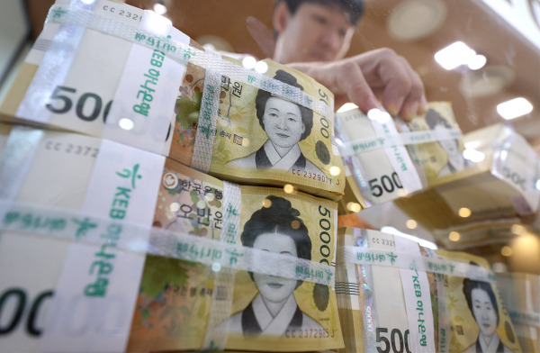 서울 중구 명동 하나은행 본점 위변조대응센터에서 직원이 5만 원권을 정리하고 있다. 연합뉴스