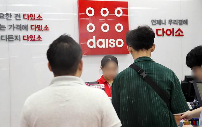 다이소는 지난해 매출 3조9689억원, 영업이익 3711억원을 기록했다. 사진은 지난해 5월 서울의 한 다이소 매장을 찾은 고객들의 모습 ⓒ연합뉴스