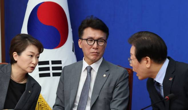 이재명 더불어민주당 대표(오른쪽)가 지난해 9월30일 오전 서울 여의도 국회에서 열린 최고위원회의에서 김민석(중간), 이언주 최고위원과 대화하고 있다. ⓒ뉴시스