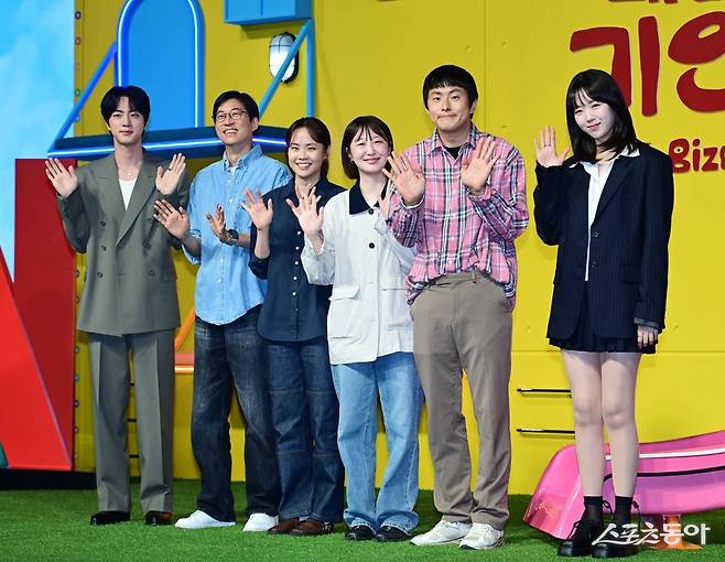 BTS 진, 정효민 PD, 이소민 PD, 황윤서 PD, 방송인 기안84, 배우 지예은이 15일 서울 종로구 JW메리어트동대문스퀘어에서 열린 넷플릭스 리얼리티 프로그램 ‘대환장 기안장’ Part2 ‘절찬리 영업중‘ 기자간담회에서 포즈를 취하고 있다. 주현희 기자 teth1147@donga.com