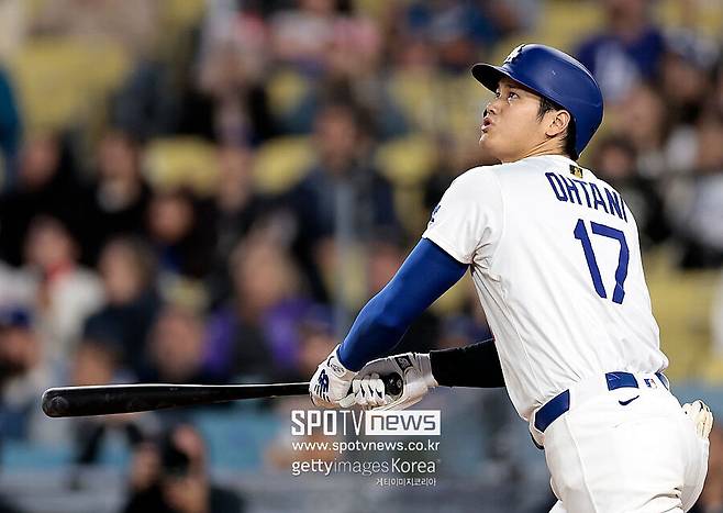▲ 이날 홈런 포함 3안타를 기록하며 메이를 지원한 오타니 쇼헤이도 메이의 감격적인 복귀승에 축하를 보냈다