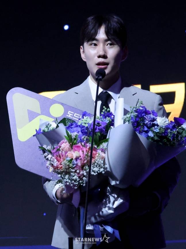 2024-2025 V리그 시상식이 14일 서울 서대문구 스위스 그랜드 호텔에서 열렸다.  우리카드 한태준이 영플레이어상을 수상한 후 소감을 밝히고 있다. /사진=김진경 대기자