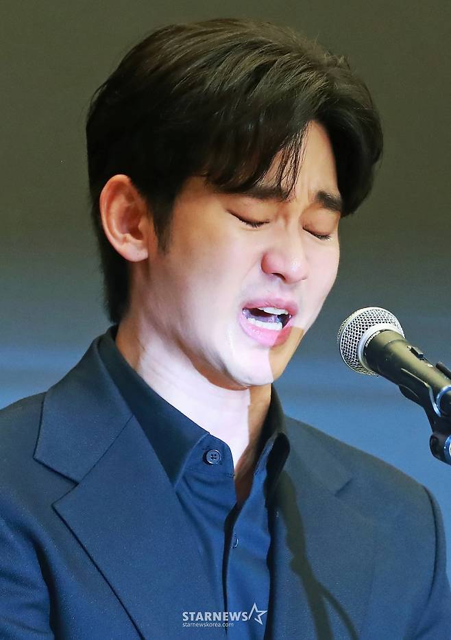 배우 김수현이 31일 오후 서울 마포구 상암동 스탠포드호텔에서 진행된 기자회견에서 최근 불거진 사생활 논란에 대해 밝히고 있다. /2025.03.31 /사진=이동훈 photoguy@