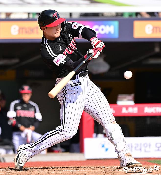 LG 트윈스 문정빈이 올해 경기에 출전해 타격하고 있다. 엑스포츠뉴스 DB