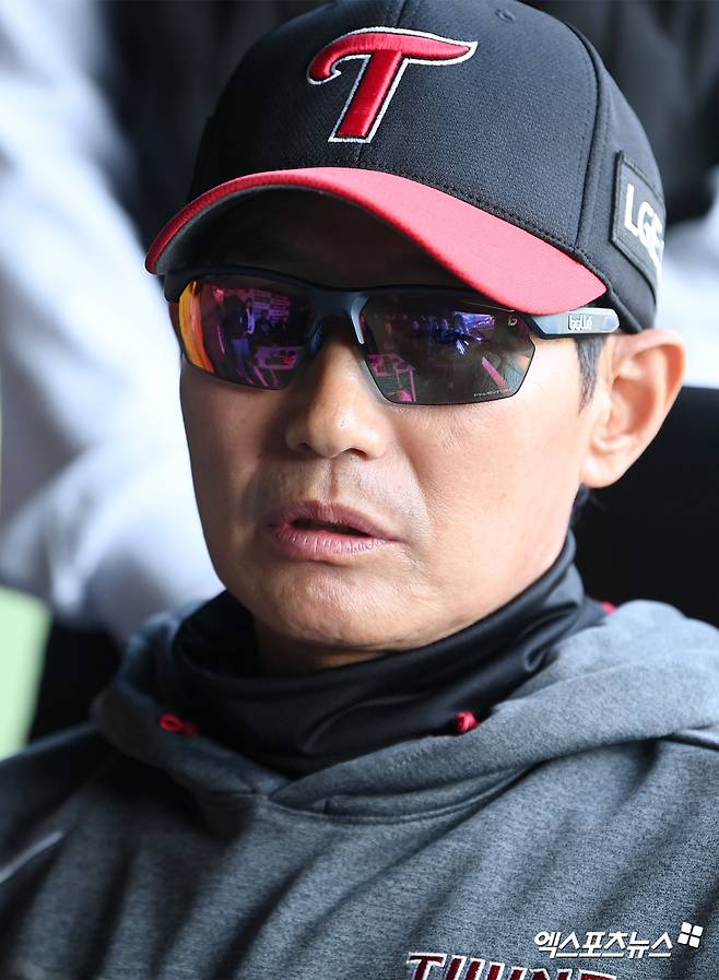 LG 트윈스 염경엽 감독이 15일 서울 잠실야구장에서 삼성 라이온즈와의 경기를 앞두고 인터뷰하고 있다. 엑스포츠뉴스 잠실, 고아라 기자