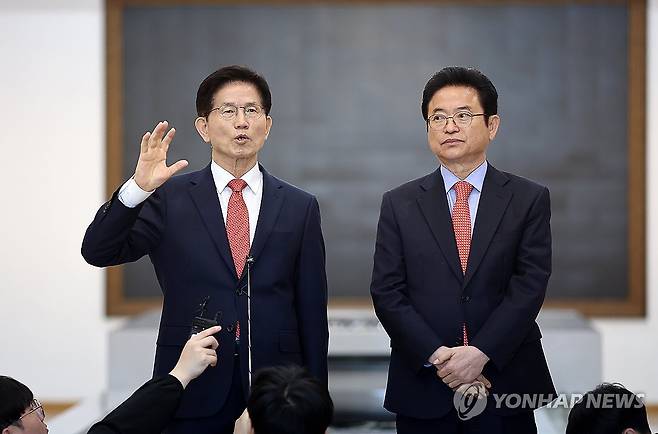 김문수-이철우, 회동 (서울=연합뉴스) 윤동진 기자 = 제21대 대통령 선거 출마를 선언한 김문수 전 고용노동부 장관(왼쪽)과 이철우 경북지사가 15일 서울 박정희기념관에서 진행된 회동에서 박정희 전 대통령 동상 설립과 관련된 발언을 하고 있다. 2025.4.15 mon@yna.co.kr