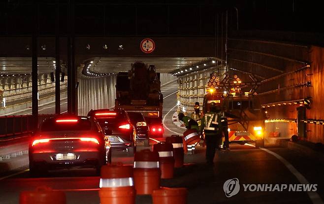 전면 개통되는 궁평2지하차도 (청주=연합뉴스) 이성민 기자 = 지난해 7월 침수 사고로 다수의 사망자가 발생한 청주 오송읍 궁평2지하차도가 31일 전면 개통되고 있다. 2024.10.31 chase_arete@yna.co.kr